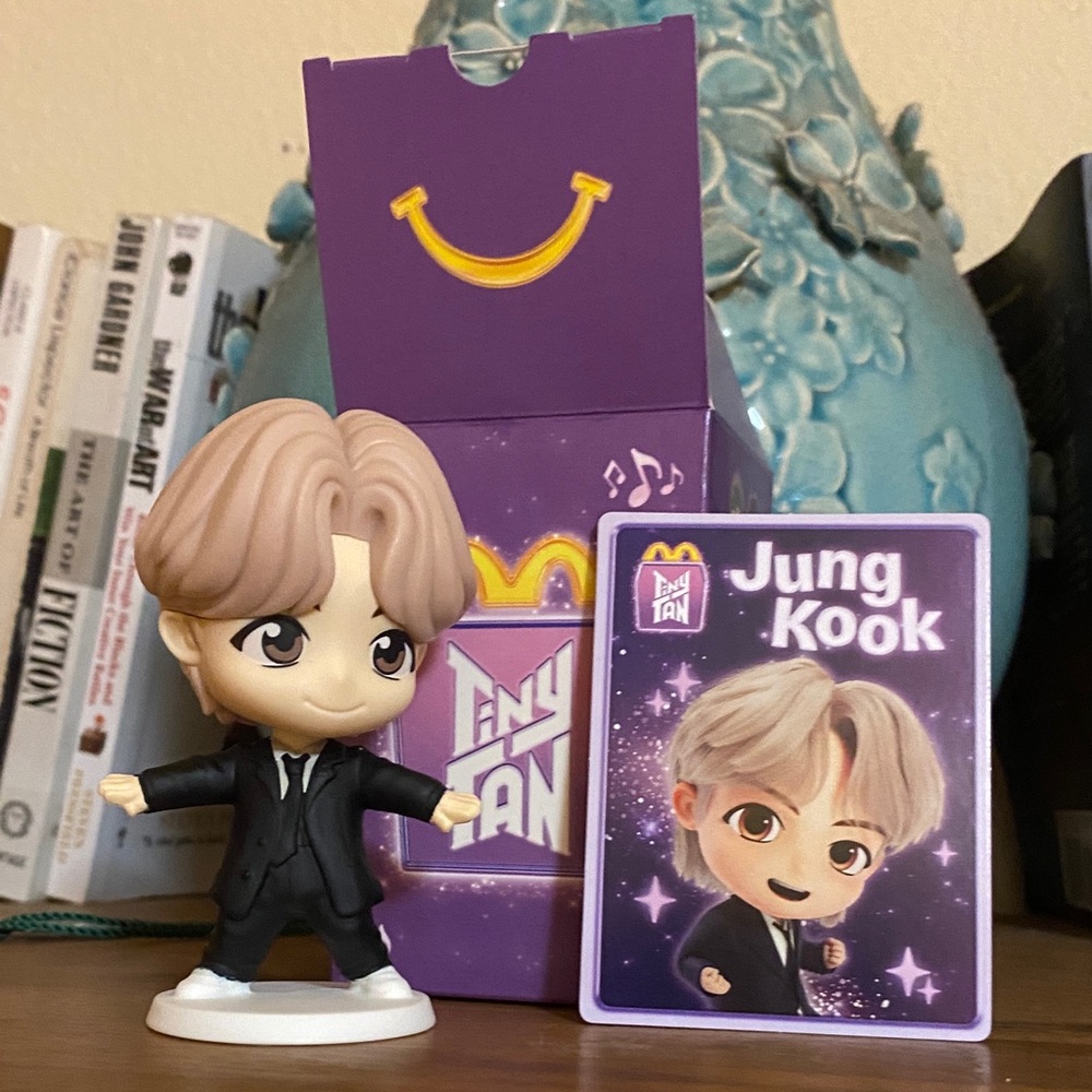 NWT TinyTAN BTS Jung Kook Throwback Edition Collectible Figurine